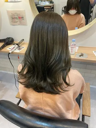 ミディアム カラー akane .のヘアスタイル