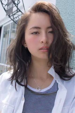 ミディアム salowin 原宿 aroa所属・韓国／ハッシュカット ／透明感カラー／金野のヘアスタイル