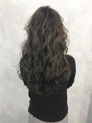 セミロング カラー TOMOYAレイヤー ブリーチ縮毛矯正のヘアスタイル