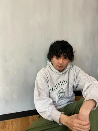 ショート パーマ メンズ オーストヘアージジ所属・TAI透明カラー 柔らかい縮毛矯正のヘアスタイル