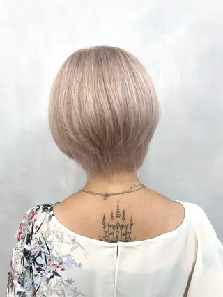 ショート カラー 艶ハイトーンブリーチ 🌈小林侑雅のヘアスタイル