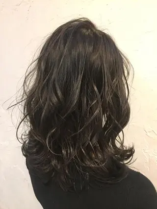 ミディアム カラー 韓国レイヤー外国人風 透明感カラー髪質改善のヘアスタイル