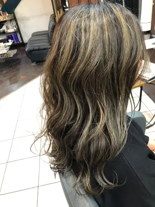 ロング シールエクステ/ ハイトーンカラーのヘアスタイル