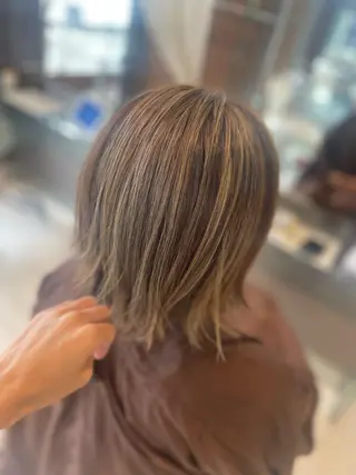 ミディアム カラー 佐々木 麻純のヘアスタイル