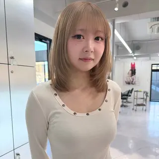 ミディアム カラー TATSUブリーチ/ ミルクティーベージュのヘアスタイル