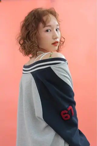 ミディアム カラー tomo🍒パーマ ハイトーン似合わせのヘアスタイル