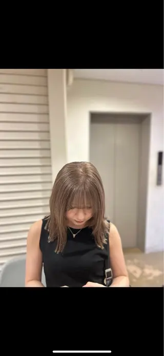 ミディアム NANAMI/透け感 /グレージュのヘアスタイル
