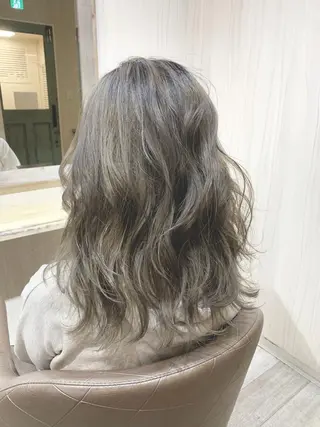 セミロング 嶋村夏実🌼レイヤー 🌸白髪ぼかしのヘアスタイル