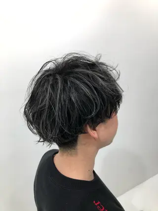 ショート カラー Kro ハイトーン×ブリーチのヘアスタイル