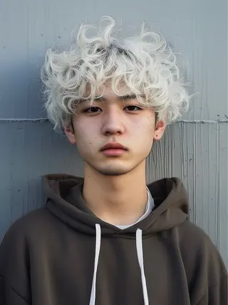 ショート パーマ メンズ メンズハイトーン メンズバレイヤージュのヘアスタイル