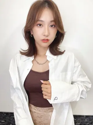 セミロング カラー レイヤーカット、 大人可愛い　中村美羅のヘアスタイル