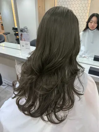ロング カラー 艶髪レイヤー顔周り グレージュ添田晃基のヘアスタイル