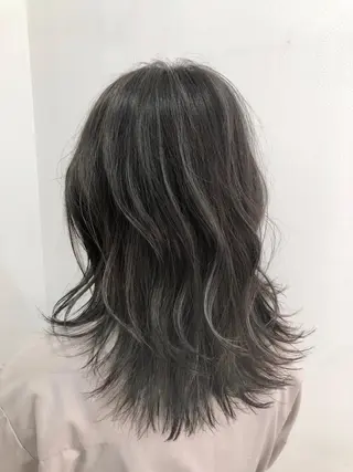 ミディアム 白いハイライト🤍 タナカリョウスケのヘアスタイル