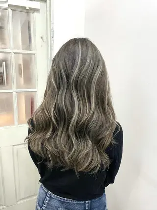 セミロング 白いハイライト🤍 タナカリョウスケのヘアスタイル