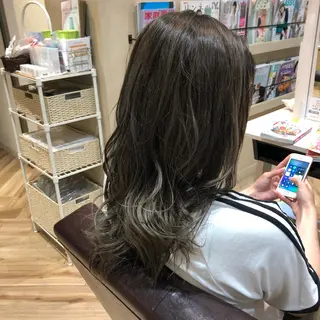 ロング 伊東 彩花のヘアスタイル
