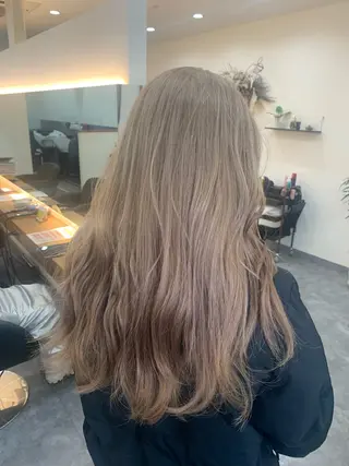 ロング ミルクティーベージュ 近鉄奈良駅　向田のヘアスタイル