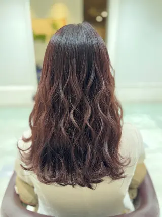 ロング Aile所属・酸性ストレート／カラ ー/山下高明のヘアスタイル