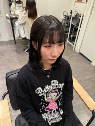 ミディアム カラー 上田 紗也のヘアスタイル