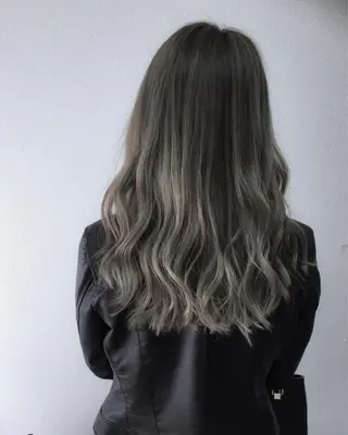 セミロング カラー 難波 茜のヘアスタイル