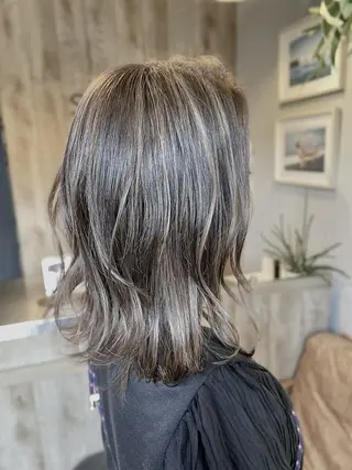 ミディアム 相澤 優色のヘアスタイル
