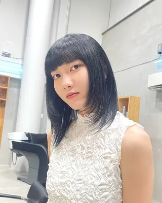 ミディアム カラー U リオナのヘアスタイル