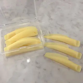 マツエク・マツパ 岩戸優奈 束感まつげ ピンク/ベージュのヘアスタイル