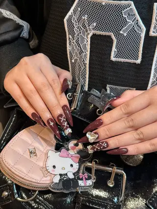 ネイル She nail studio 原宿店所属・emi 🩵美フォルムのネイルデザイン