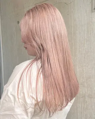 ロング カラー RAIMA ハイトーン/ベージュのヘアスタイル