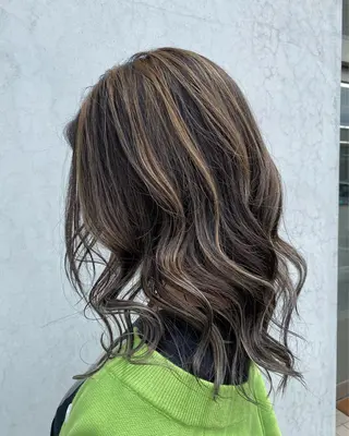 ミディアム カラー 丸山 純奈のヘアスタイル