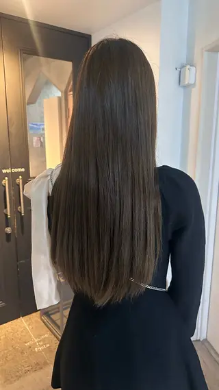 ロング コナカ モエのヘアスタイル