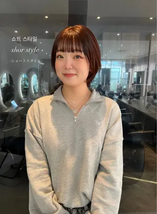 ショート カラー 韓国🇰🇷レイヤー 映える顔周り🩷のヘアスタイル