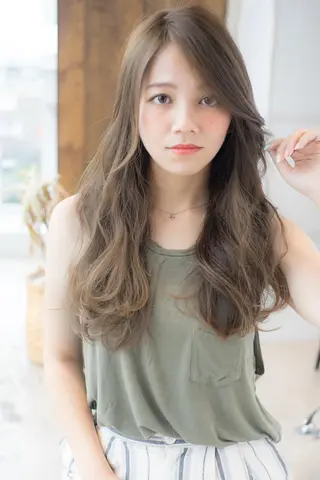 ロング Soleriaソレリア所属・おしゃれ染めで白髪 ぼかし/山口玲緒奈のヘアスタイル