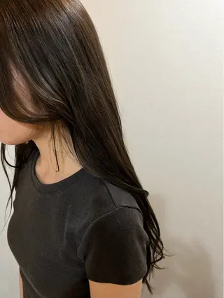 カラー 岡 千尋のヘアスタイル