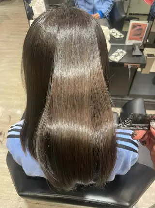 セミロング アレクサンドルオブカラーズ富山所属・石崎 瀬那のヘアスタイル