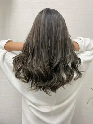 セミロング カラー 森本 笑のヘアスタイル