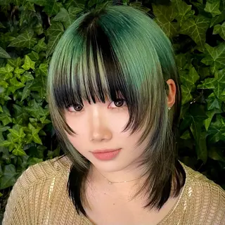 ミディアム ウルフとデザイン カラーの神のヘアスタイル