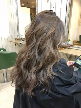 ロング 韓国レイヤー外国人風 透明感カラー髪質改善のヘアスタイル