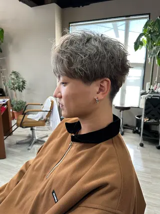 カラー メンズ arika オケシ　リョウダイのヘアスタイル