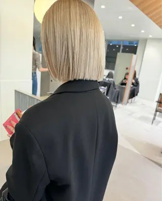 ショート カラー 高発色ブリーチ/ ハイレイヤー🪽aiのヘアスタイル