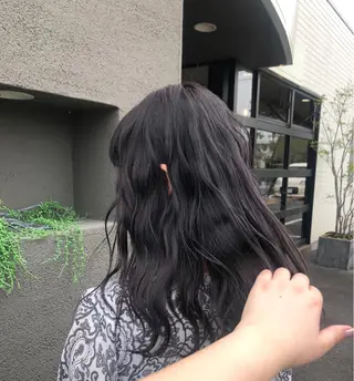 セミロング maco 艶感ハイトーン🦋のヘアスタイル