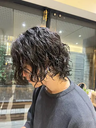 ミディアム パーマ メンズ コテ巻き風パーマ 岩成健志郎のヘアスタイル