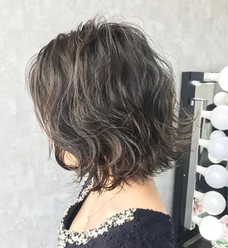 ミディアム カラー TOMOYAレイヤー ブリーチ縮毛矯正のヘアスタイル