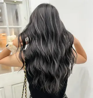 ロング 白いハイライト🤍 タナカリョウスケのヘアスタイル