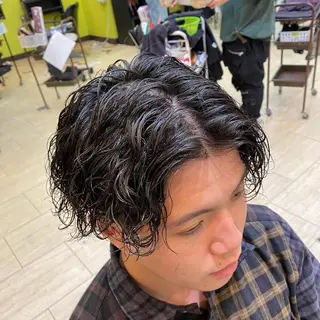 ショート カラー パーマ メンズ 三ノ宮フェザーパーマ 蕃本 啓利のヘアスタイル
