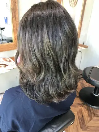 ミディアム カラー レイヤー　べージュ 白石研太のヘアスタイル