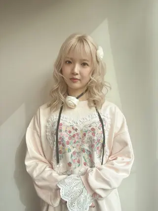 ミディアム 鈴木瑛里／ブロンド ベージュ／男女のヘアスタイル