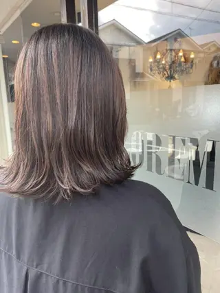カラー ミディアム LOREM rei のヘアスタイル