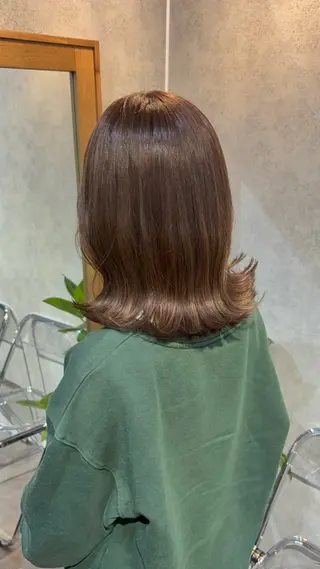 ミディアム 赤みオフの透明感職人 /ケア重視の美髪施術のヘアスタイル
