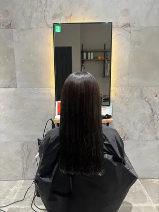 カラー La fithhairSHIN所属・岩崎 美咲のヘアスタイル