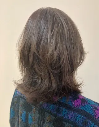 セミロング カラー 品田 真里のヘアスタイル
